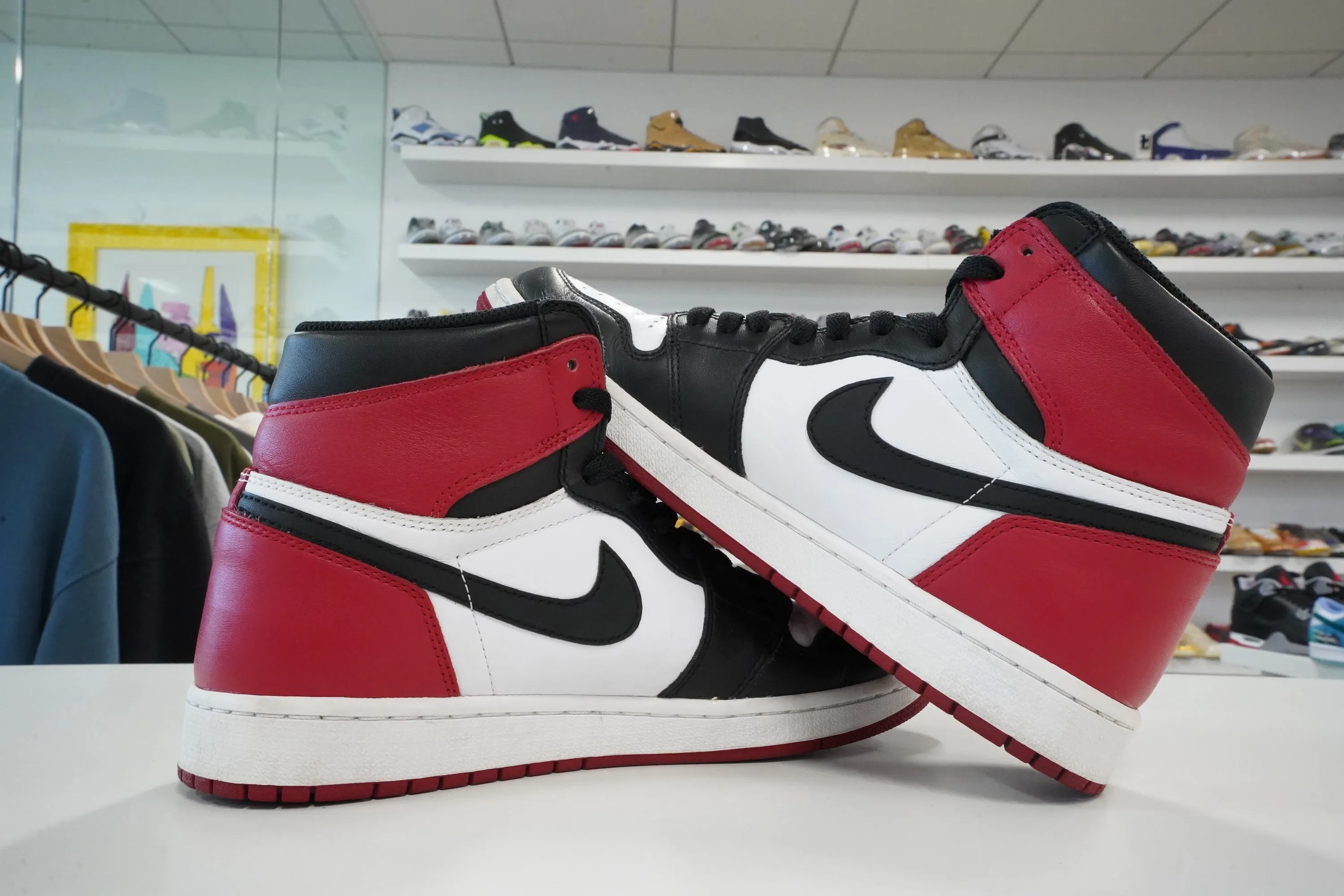 Air Jordan 1 Retro High Black Toe (2016)