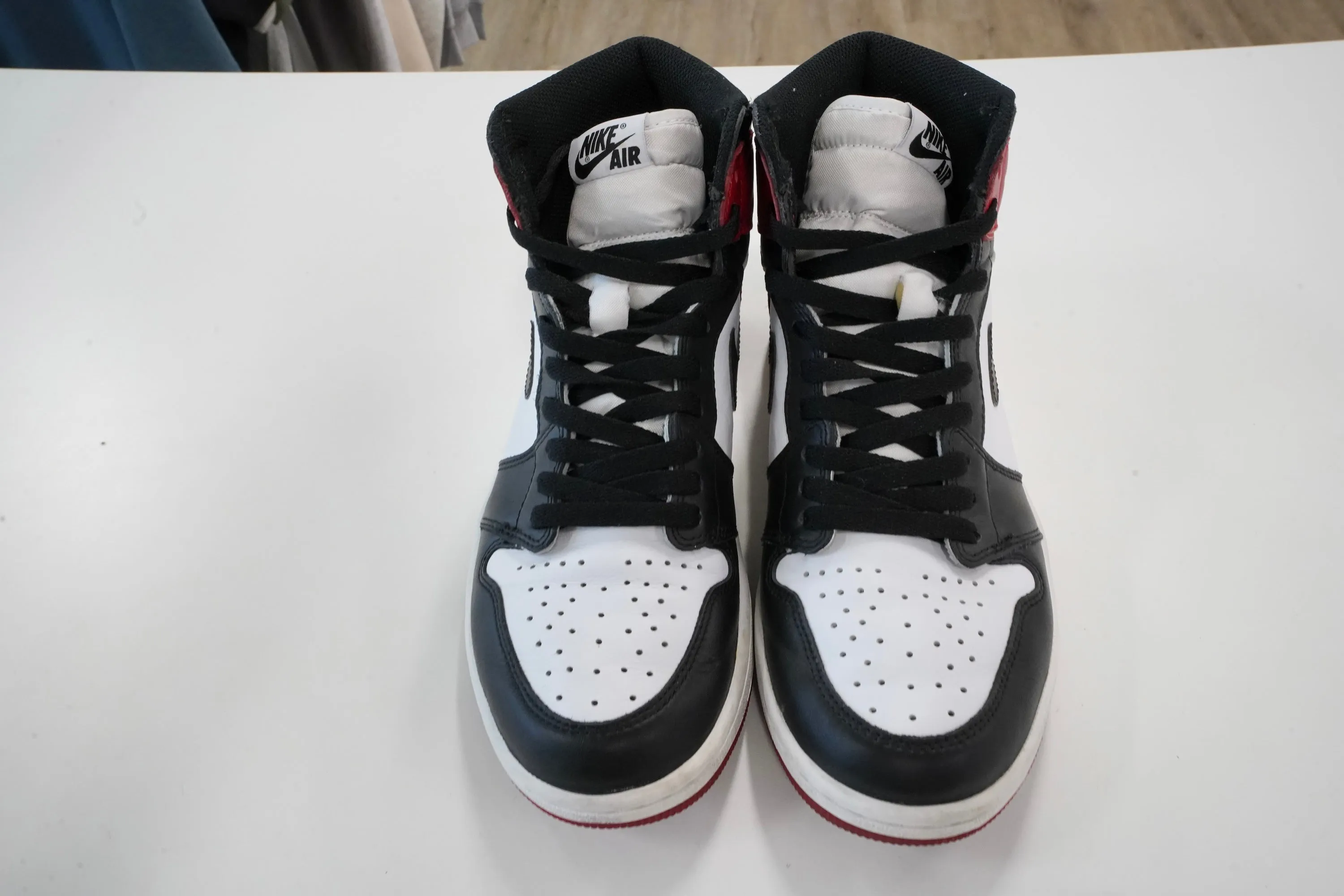 Air Jordan 1 Retro High Black Toe (2016)