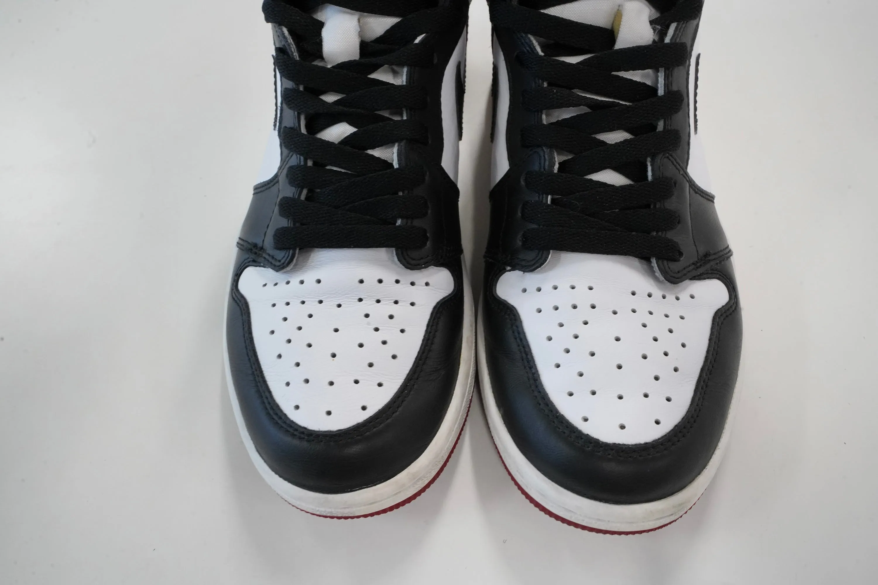 Air Jordan 1 Retro High Black Toe (2016)